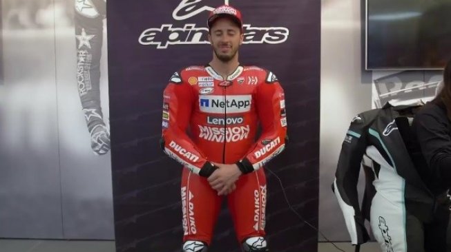 Andrea Dovizioso mencoba airbag racesuit MOtoGP dalam posisi statis [Facebook: La Cricca Della MotoGP].