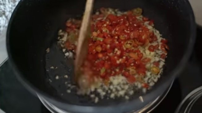 Cara membuat Sambal tanpa diulek ala Ayudia Bing Slamet. (Youtube/TemanTapiMenikah)