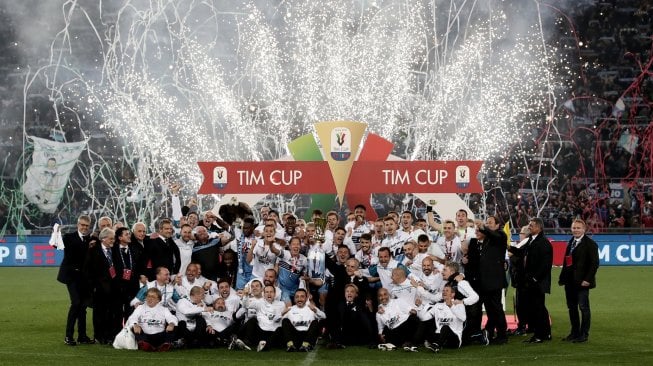 Skuat Lazio bersama pelatih Simone Inzaghi melakukan selebrasi usai menjuarai Coppa Italia 2018/2019 di Stadion Olimpico, Roma, Italia, Kamis (16/5) dini hari WIB. [Isabella BONOTTO / AFP]