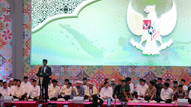 Presiden Joko Widodo memberikan pidato dalam acara buka puasa bersama keluarga besar TNI-Polri dan masyarakat di Jakarta, Kamis (16/5). [Suara.com/Muhaimin A untung]