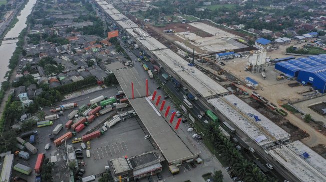 Foto udara proyek Jalan Tol Layang Jakarta-Cikampek di KM 19, Bekasi, Jawa Barat, Kamis (16/5). [ANTARA FOTO/Hafidz Mubarak]