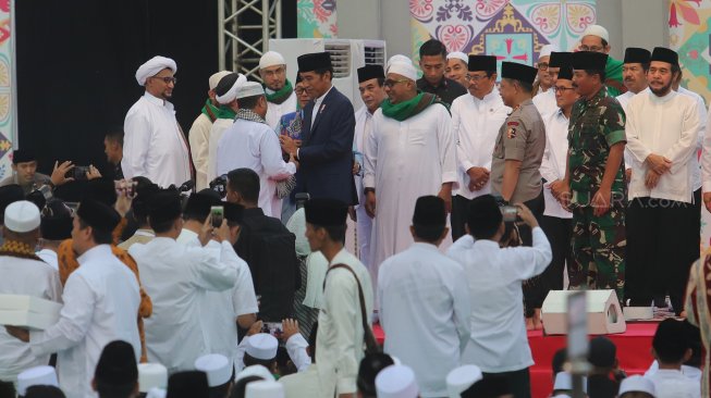 Presiden Joko Widodo memberikan pidato dalam acara buka puasa bersama keluarga besar TNI-Polri dan masyarakat di Jakarta, Kamis (16/5). [Suara.com/Muhaimin A untung]