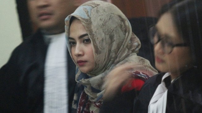 Terdakwa kasus dugaan penyebaran konten asusila Vanessa Angel (tengah) menjalani sidang lanjutan di Pengadilan Negeri (PN) Surabaya, Jawa Timur, Kamis (16/5). [ANTARA FOTO/Moch Asim]