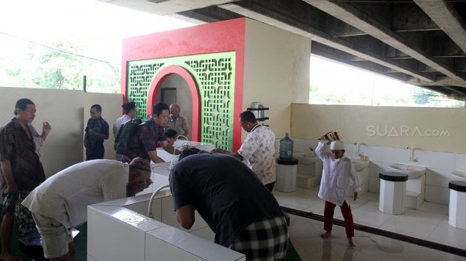 Umat muslim menunaikan ibadah Sholat Jumat berjamaah di Masjid Babah Alun, Papanggo, Tanjung Priok, Jakarta, Jumat (17/5). [Suara.com/Arief Hermawan P]