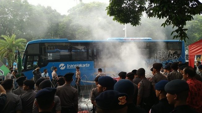 Bakar Ban, Massa HMI Paksa Merangsek Masuk Kantor KPU RI