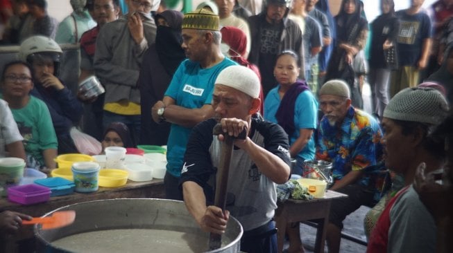 Bubur Samin, sajian khas di Masjid Darussalam kota Solo. (Suara.com/Ari Purnomo)