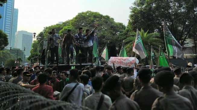 Massa dari Himpunan Mahasiswa Islam (HMI) menggelar aksi di depan kantor KPU RI. (Suara.com/M. Yasir)