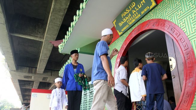 Umat muslim menunaikan ibadah Sholat Jumat berjamaah di Masjid Babah Alun, Papanggo, Tanjung Priok, Jakarta, Jumat (17/5). [Suara.com/Arief Hermawan P]