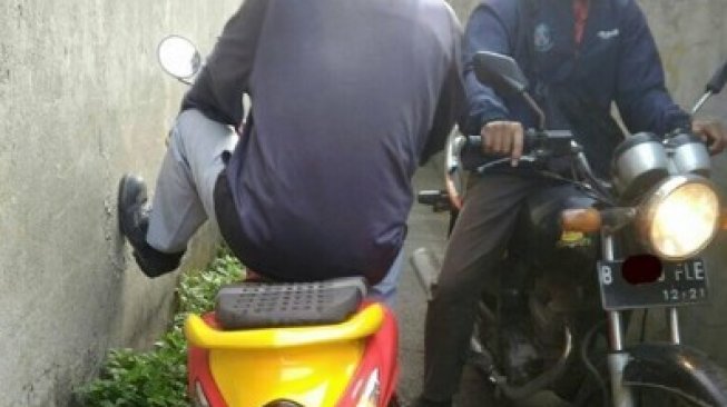 Kisah Lucu Pemotor Lewati Jalan Tikus Malah Berakhir Malu