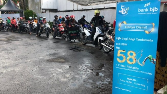 Penjualan BBM promo kepada nasabah, dengan menggunakan kartu debit GPN Bank BJB bagi pengendara sepeda motor, di SPBU 34.42113 Ciceri, Serang, Banten. (Dok : BJB) 