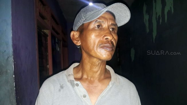 Ketua RT Tatang sempat didatangi polisi dua pekan lalu untuk menanyakan identitas terduga teroris berinisial E. Terduga teroris tersebut ditangkap Densus 88 pada, Jumat (17/5/2019) sore, dikediamannya di Kelurahan Nanggewer, Cibinong, Bogor. [Suara.com/Rambiga]Tatang, ketua RT 