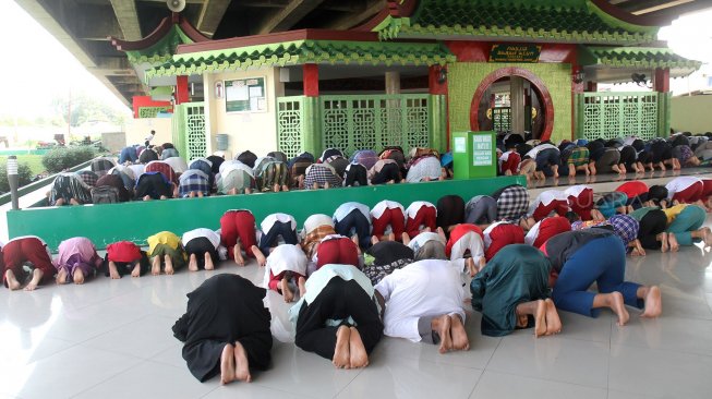 Umat muslim menunaikan ibadah Sholat Jumat berjamaah di Masjid Babah Alun, Papanggo, Tanjung Priok, Jakarta, Jumat (17/5). [Suara.com/Arief Hermawan P]