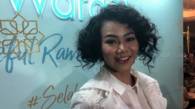Penyanyi Yura Yunita saat ditemui di kawasan Sudirman, Jakarta Pusat pada, Kamis (16/5/2019). [Suara.com/Revi Cofans Rantung]