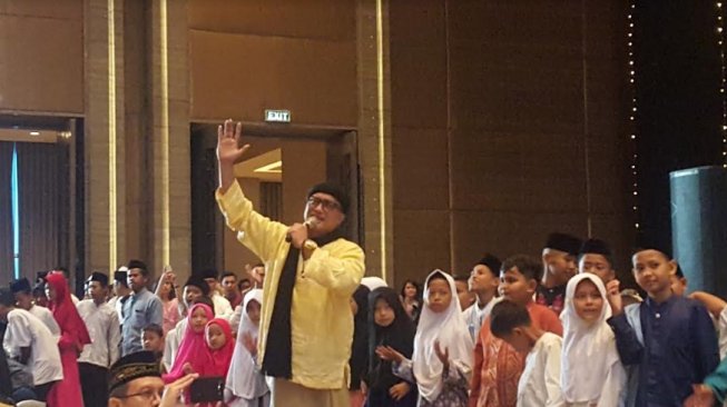 Bukber dengan Anak Yatim di Novotel Tangerang, Dik Doank Ajarkan Berdoa