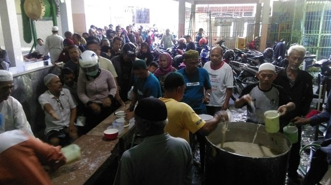 Bubur Samin, sajian khas di Masjid Darussalam kota Solo. (Suara.com/Ari Purnomo)