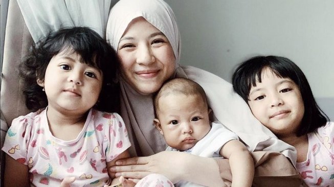 Natasha Rizki bersama tiga anaknya. [Instagram]