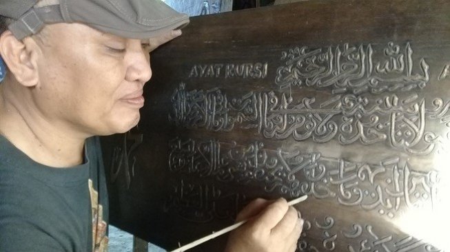 Karya Kaligrafi Pria Asal Cilacap Ini Jadi Langganan Artis dan Pejabat