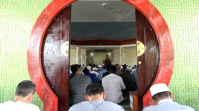 Umat muslim menunaikan ibadah Sholat Jumat berjamaah di Masjid Babah Alun, Papanggo, Tanjung Priok, Jakarta, Jumat (17/5). [Suara.com/Arief Hermawan P]