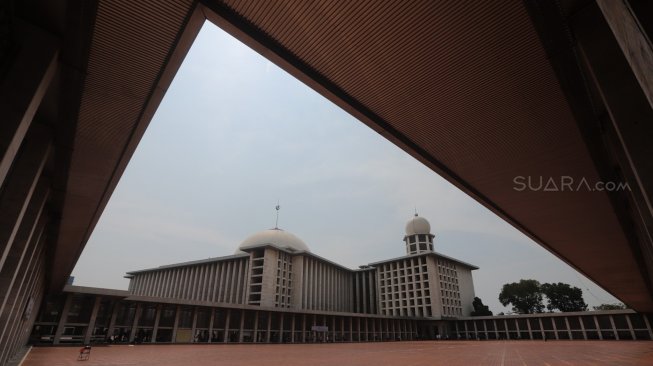 Jamaah beraktifitas di Masjid Istiqlal, Jakarta, Jumat (17/5). [Suara.com/Muhaimin A Untung]