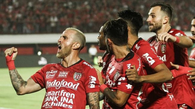 Kalah 2-1 dari Bali United, Suporter Bajul Ijo Lakukan Aksi Positif Ini