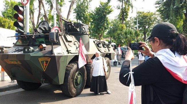 Ikut Ormas Demo di Bawaslu Jatim, Emak-emak Sibuk Selfie Anoa TNI