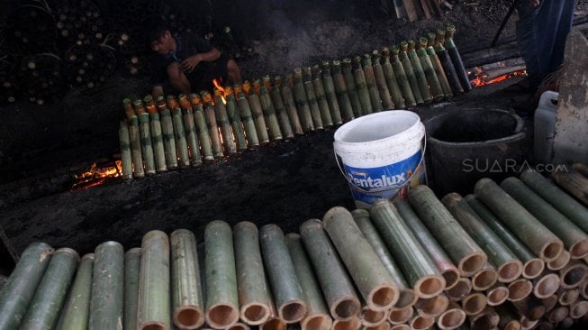 Pekerja menyelesaikan pembuatan Lemang di kawasan Pasar Senen, Jakarta, Jumat (17/5). [Suara.com/Arief Hermawan P]