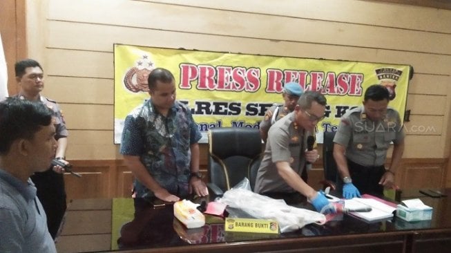 Rilis kasus pembunuhan guru pengajian di Serang, Banten. (Suara.com/Yandhi)