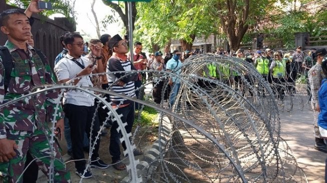 Digeruduk Ormas FUI, Gedung Bawaslu Jatim Dipagari Kawat Berduri