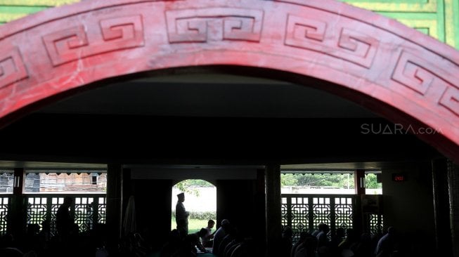 Umat muslim menunaikan ibadah Sholat Jumat berjamaah di Masjid Babah Alun, Papanggo, Tanjung Priok, Jakarta, Jumat (17/5). [Suara.com/Arief Hermawan P]