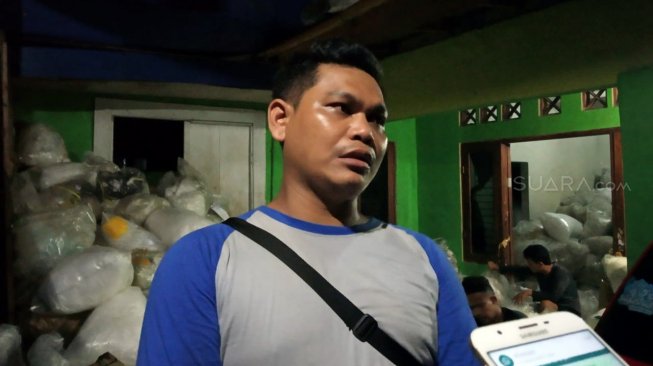 Heri Anwar, keponakan terduga teroris berinisial E (51) yang ditangkap tim Densus 88 Antiteror Mabes Polri di kediamannya di Kelurahan Nanggewer, Cibinong, Bogor, Jumat (17/5/2019) sore. [Suara.com/Rambiga]