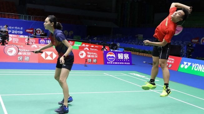 Pasangan ganda campuran Tim Indonesia, Hafiz Faizal/Gloria Emanuelle Widjaja, menjalani latihan di Guangxi Sports Center, Nanning, China yang menjadi lokasi perhelatan Piala Sudirman 2019 pada, Jumat (17/5). [Humas PBSI]