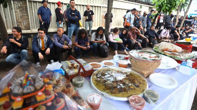 Suasana acara buka puasa bersama Pewarta Foto Indonesia Jakarta di kawasan Bundaran HI, Jakarta, Jumat (18/5). [Foto/Dok PFIJ]