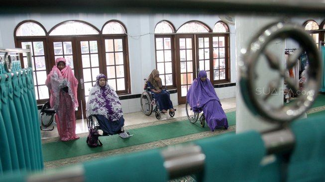 Umat Muslim penyandang disabilitas menunaikan sholat di Masjid El Syifa, Ciganjur, Jakarta Selatan, Sabtu (18/5). [Suara.com/Arief Hermawan P]