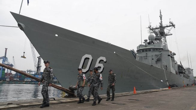 Kapal Perang Australia HMAS Newcastle ketika tiba di Pelabuhan JICT 2, Tanjung Priok, Jakarta, Sabtu (18/5).  [ANTARA FOTO/M Risyal Hidayat]