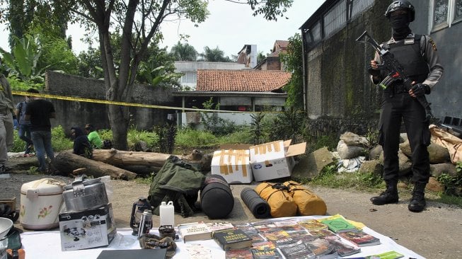 Barang bukti terduga teroris di Kampung Nanggewer Kaum, Cibinong, Kabupaten Bogor, Jawa Barat, Sabtu (18/5). [ANTARA FOTO/Arif Firmansyah]