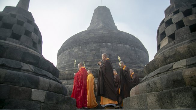 Sejumlah biksu melakukan ziarah di Candi Borobudur, Magelang, Jawa Tengah, Sabtu (18/5). [ANTARA FOTO/Hendra Nurdiyansyah] 