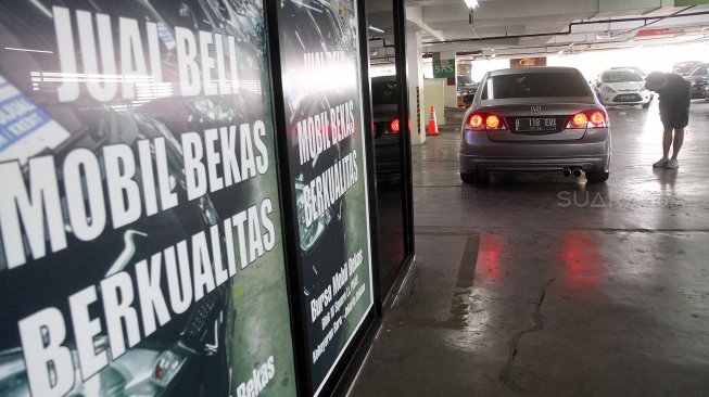 Deretan mobil yang dijual di Bursa Mobil Bekas Blok M Square, Jakarta, Sabtu (18/5). [Suara.com/Arief Hermawan P]