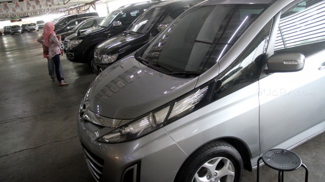 Deretan mobil yang dijual di Bursa Mobil Bekas Blok M Square, Jakarta, Sabtu (18/5). [Suara.com/Arief Hermawan P]