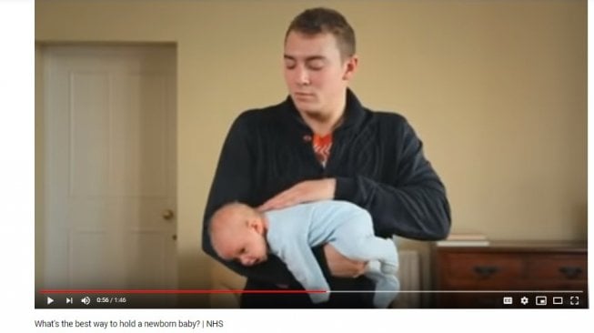 Cara menggendong bayi yang nyaman (Youtube/NHS UK)