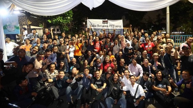 Suasana acara buka puasa bersama Pewarta Foto Indonesia Jakarta di kawasan Bundaran HI, Jakarta, Jumat (18/5). [Foto/Dok PFIJ]
