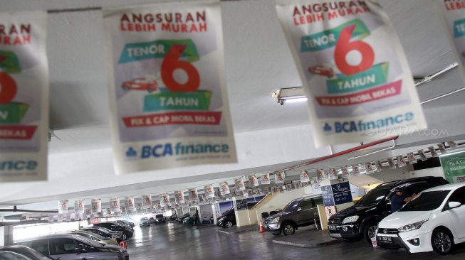 Deretan mobil yang dijual di Bursa Mobil Bekas Blok M Square, Jakarta, Sabtu (18/5). [Suara.com/Arief Hermawan P]