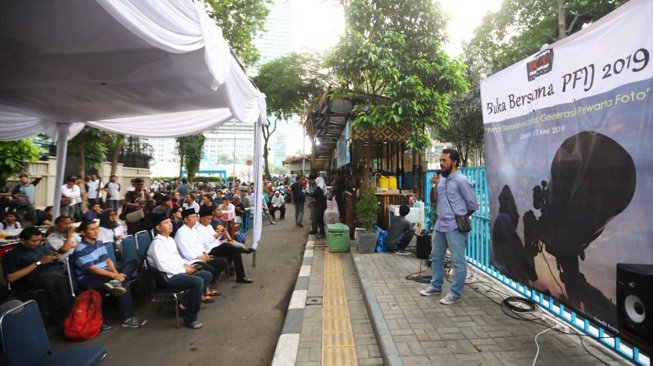 Ketua PFIJ Grandyos Zafna Manase Mesah saat memberikan sambutan di acara buka puasa bersama Pewarta Foto Indonesia Jakarta di kawasan Bundaran HI, Jakarta, Jumat (18/5). [Foto/Dok PFIJ]