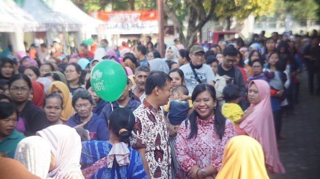 Seperti Nyoblos Pilpres, Beli Sembako Murah Harus Celupkan Jari ke Tinta