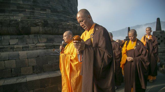 Sejumlah biksu melakukan ziarah di Candi Borobudur, Magelang, Jawa Tengah, Sabtu (18/5). [ANTARA FOTO/Hendra Nurdiyansyah] 