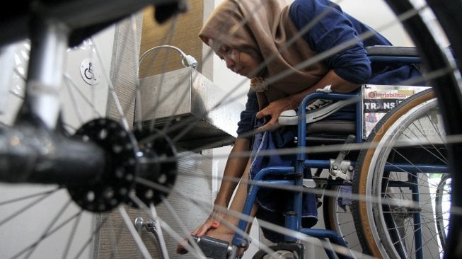 Umat Muslim penyandang disabilitas memanfaatkan tempat wudhu khusus disabilitas di Masjid El Syifa, Ciganjur, Jakarta Selatan, Sabtu (18/5).[Suara.com/Arief Hermawan P]