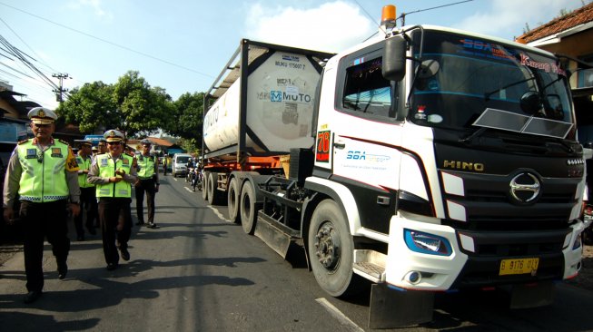 Kakorlantas Polri Irjen Pol Refdi Andri (kiri) berjalan saat meninjau pasar di jalur tengah Tegal-Puwokerto, Linggapura, Brebes, Jawa Tengah, Jumat (26/4/2019). Kegiatan tersebut guna memetakan titik kemacetan sekaligus solusi di jalan raya sekitar lokasi pasar saat mudik Lebaran 2019 [ANTARA FOTO/Oky Lukmansyah].