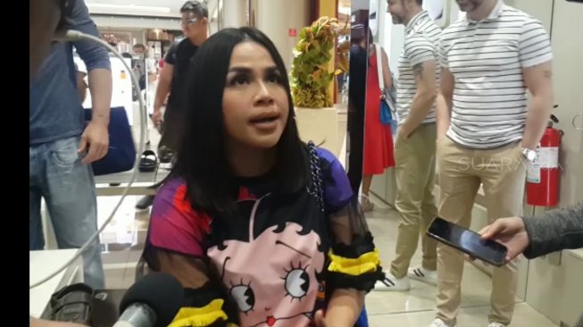 Melaney Ricardi when meeting in Kota Kasablanka, Tebet, South Jakarta on Sunday (5/19/2019). [Suci Febriastuti/Suara.com]