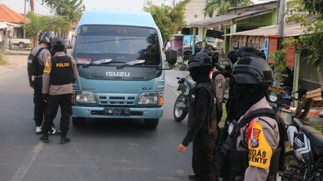 Antisipasi People Power, Petugas di Gresik Gelar Razia di Empat Titik