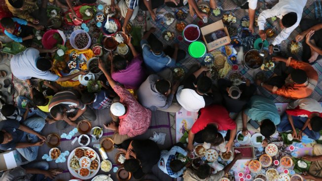 Warga mempersiapkan makanan dengan menu utama kuah beulangong (kari daging sapi) untuk berbuka puasa bersama pada tradisi kenduri Ramadhan di Desa Lambhuk Ulee Kareng, Banda Aceh, Aceh, Sabtu (18/5). ANTARA FOTO/Irwansyah Putra