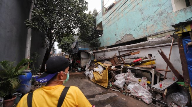 Warga melihat bangunan roboh SD Negeri 11 Pagi di Pasar Baru, Jakarta, Minggu (19/5). [Suara.com/Muhaimin A Untung]